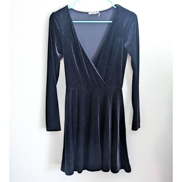 Urban Outfitters Kimchi Blue Velvet Long Sleeve Dress - Picture 2 of 4